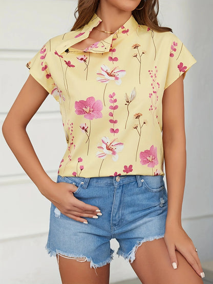 Women’s fashion: versatile floral print design, exquisite collar buttoned short-sleeved top.