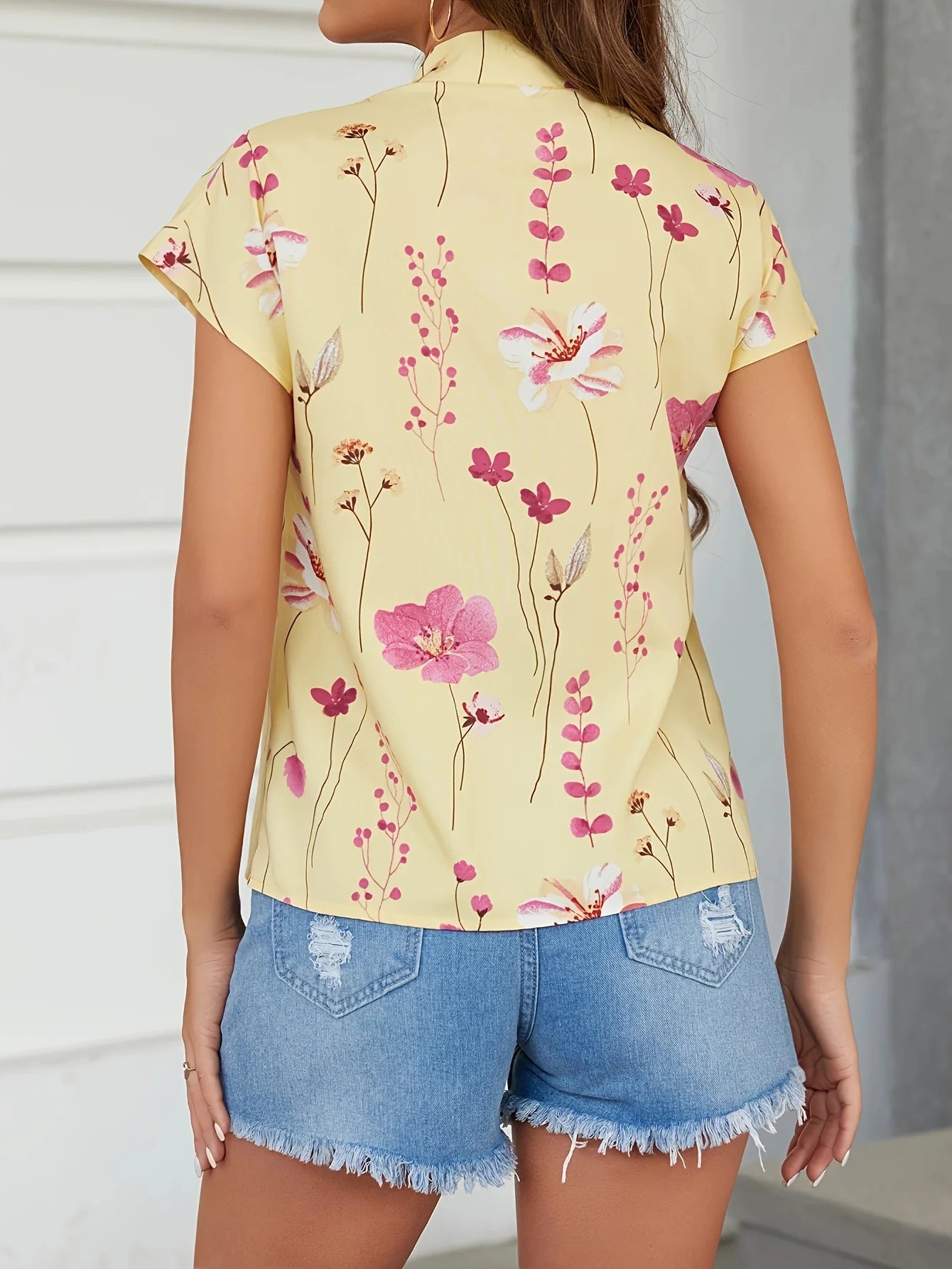 Women’s fashion: versatile floral print design, exquisite collar buttoned short-sleeved top.