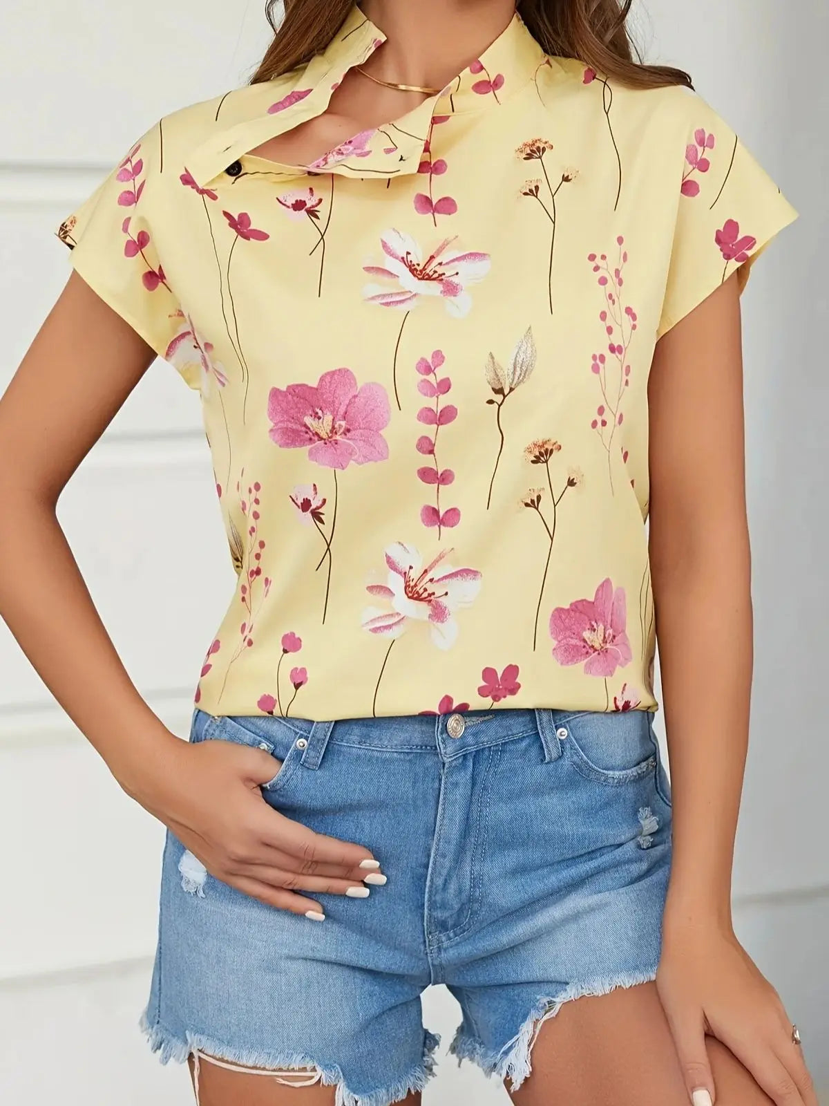 Women’s fashion: versatile floral print design, exquisite collar buttoned short-sleeved top.