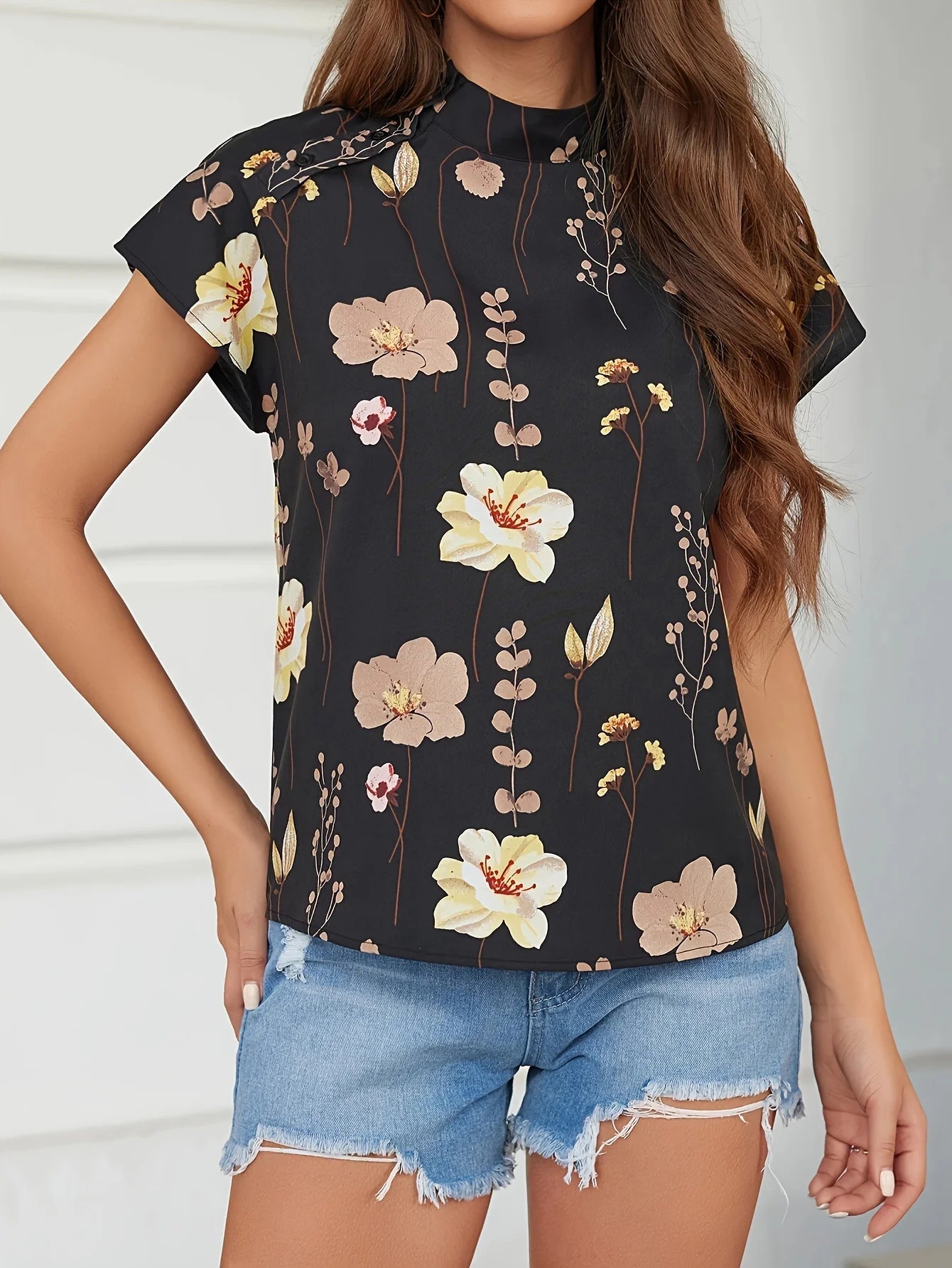 Women’s fashion: versatile floral print design, exquisite collar buttoned short-sleeved top.