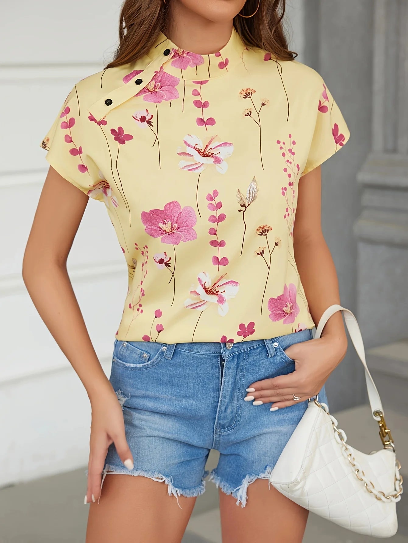Women’s fashion: versatile floral print design, exquisite collar buttoned short-sleeved top.