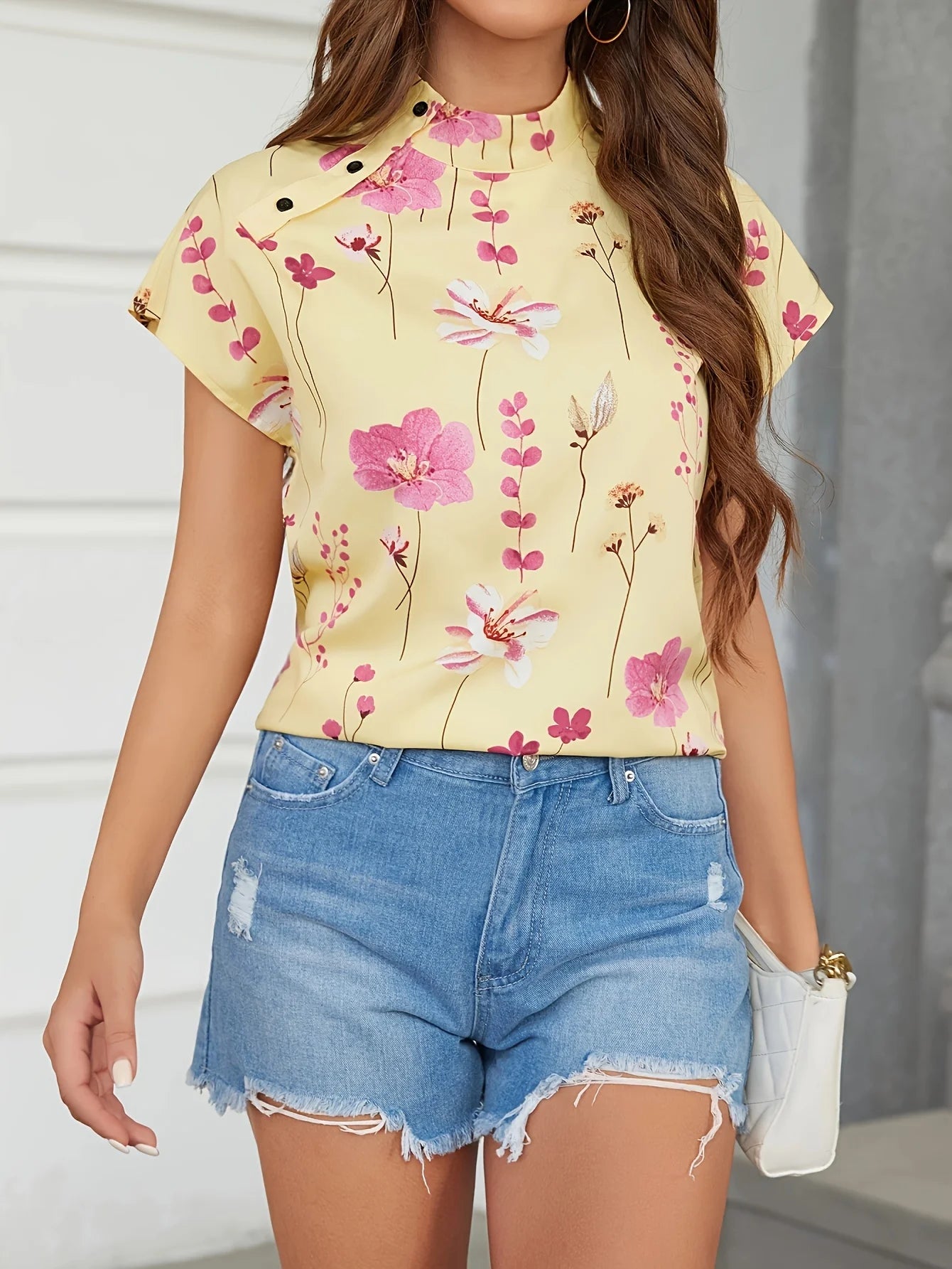 Women’s fashion: versatile floral print design, exquisite collar buttoned short-sleeved top.
